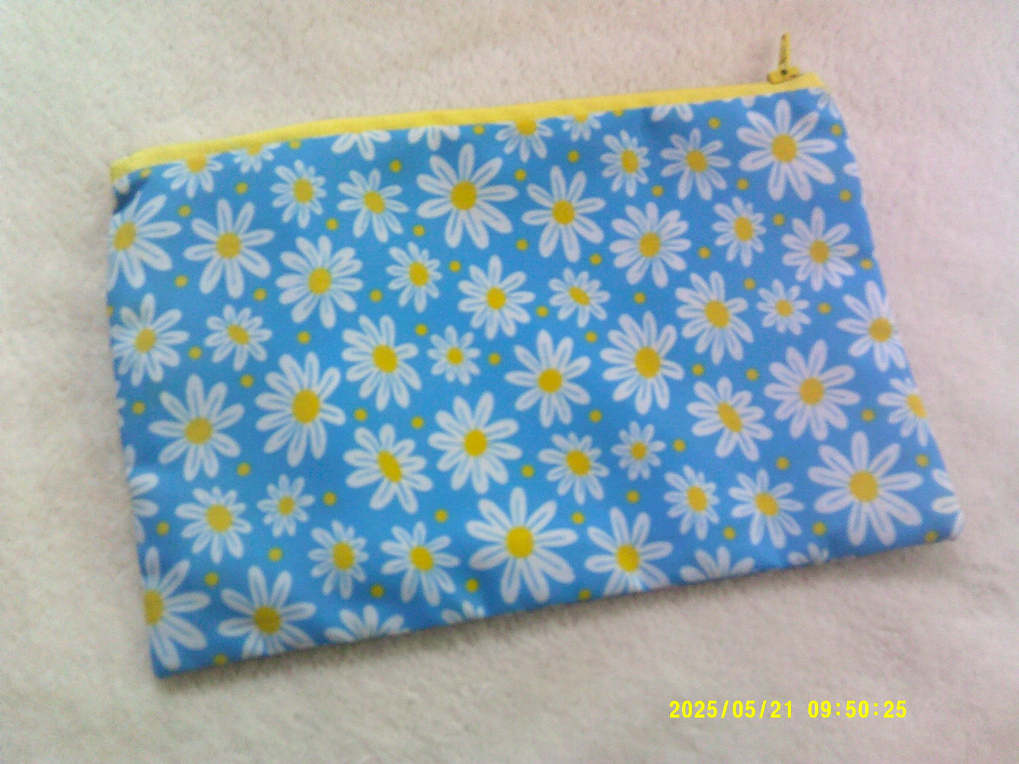 Zipper pouch, Daisies
