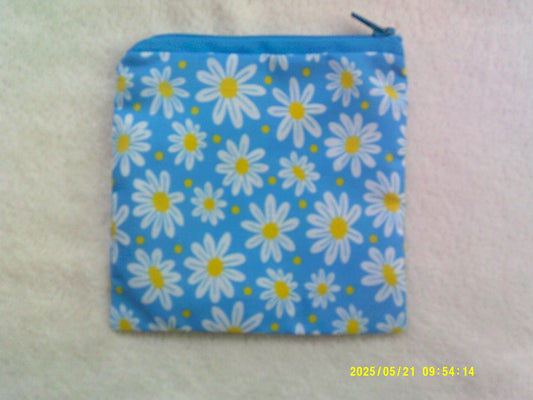 Coin purse , daisies